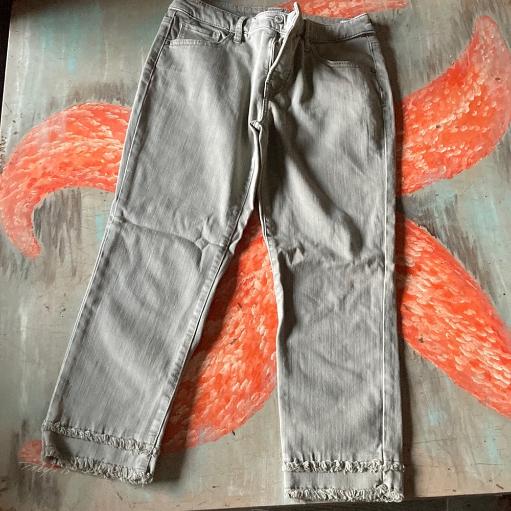 Slimming girlfriend crop ankle jeans grey